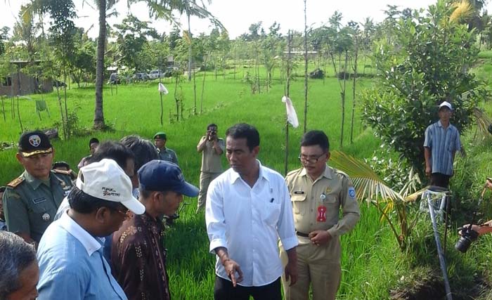 Mentan Serahkan 39 Traktor Tangan di Lombok Tengah